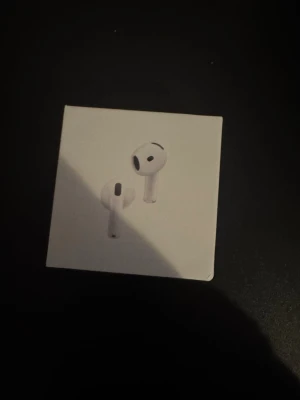 Airpod 4 - Airpod 4 för salu! Skickas samma dag! Kvitto och serienumret funkar