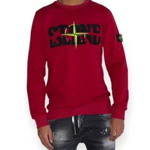 Stone Island Tröja, Röd, Storlek M - Helt ny, högkvalitativ replika. Modellen på bilden är 175 cm lång och bär storlek M på bilderna.  Pris: 699 kr  Leverans: Skickas inom 24 timmar  Observera: Begränsat antal i lager – först till kvarn gäller  
