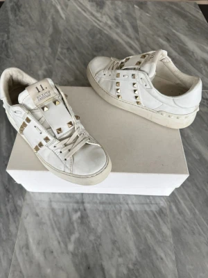 Valentino Rockstud skor - Valentino Rockstud skor - Skick: Fint skick - Tillbehör: extra snören - Nypris: 6000kr - TrendWardrobe