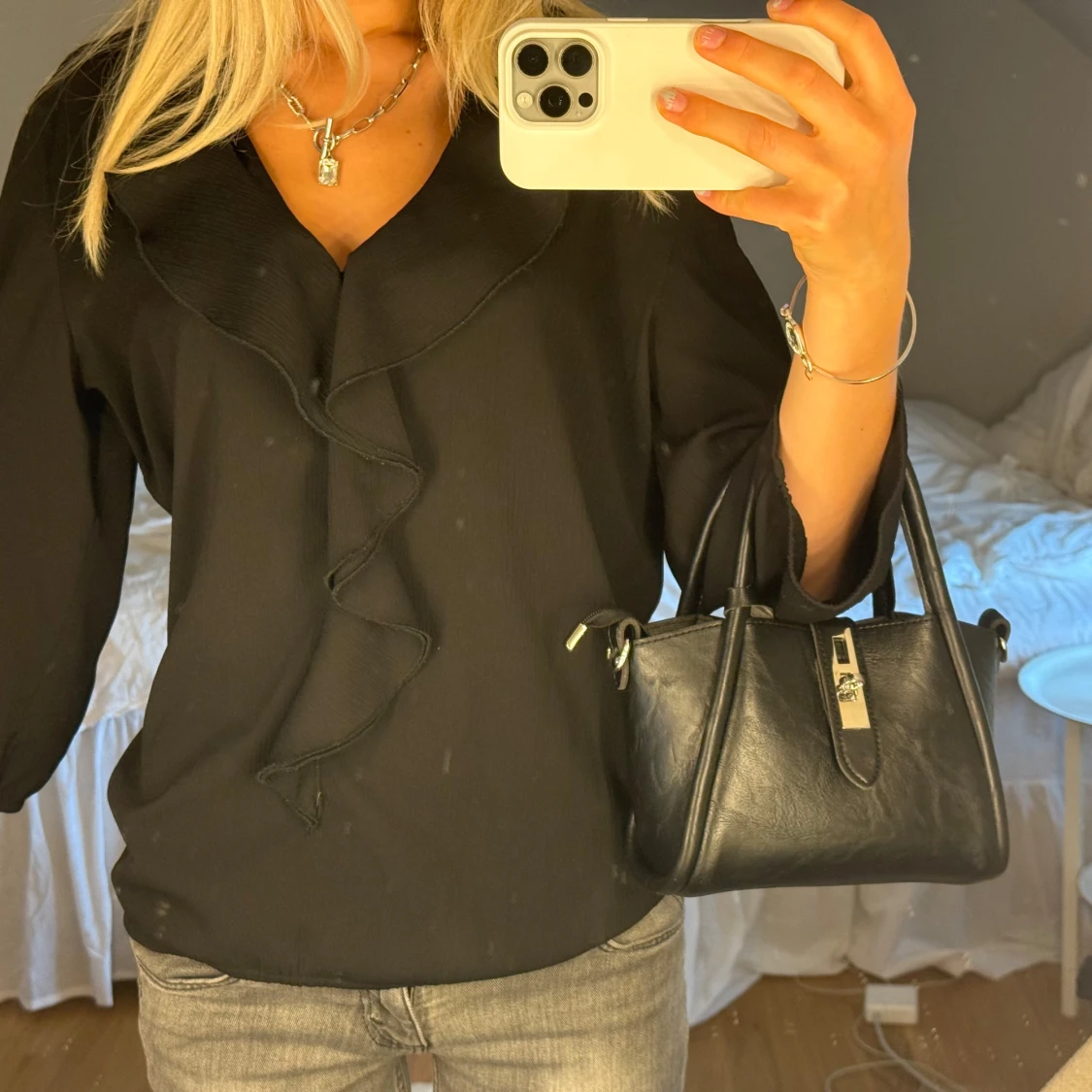 Svart blus med volang från Vero Moda