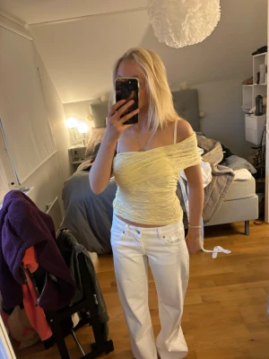 Ljusgul offshoulder spets topp - Trendig ljusgul offshoulder topp i spets. Toppen är ärmlös och har en croppad passform som sitter tight. Perfekt för dig som letar en somrig outfit.☀️❤️ i storlek S