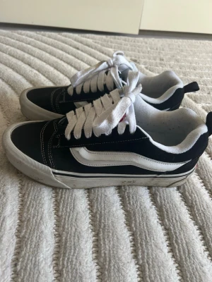 Vans sneakers  - Svarta sneakers från Vans, sula saknas i ena skon annars inga defekter förutom att de är smutsiga, tvättar innan de säljs!