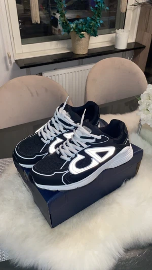 Svarta och vita sneakers med reflekterande detaljer - Pris kan diskuteras och kan både mötas också (Stockholm)