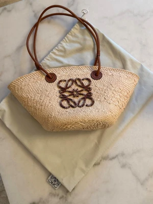 Loewe anagram basket bag  - Loewe anagram basket bag i den lilla modellen. Sparsamt använd, som ny. Kommer med dustbag och online kvitto. 