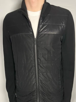 Massimo Dutti cardigan - Säljer en ritkigt snygg och trendig Massimo Dutti cardigan i fint skick, storlek M, vid frågor är det bara att skriva //Gramenti