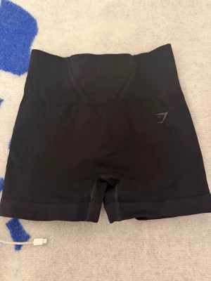 Svarta gymshark shorts 3x - Säljer mina 3 gymshark shorts (corset seamless shorts)🥰shortsen är limited edition och finns inte att köpa längre🙈dom är i bra skick och är i storlek S. Skriv om du har frågor🥰💕