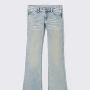Cheap monday - Snygga ljusblå jeans med bootcut passform och slitna detaljer framtill. Jeansen har klassisk femficksdesign, låg midja och är tillverkade i mjukt denimtyg. Perfekta för en avslappnad och trendig look.