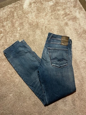 Blå Replay Hyperflex jeans  - Stilrena jeans från replay i helt ok skick. Jeansen har täcken på användning. Storlek 31/34. Priset ej hugget i sten. Hör av er vid frågor eller funderingar! 