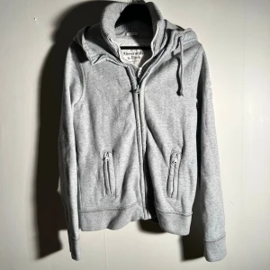 Abercrombie & Fitch hoodie - Vid köp av fler produkter erbjuds bättre pris. Skriv vid ytterligare frågor eller funderingar🤝 Storlek: L (passar mer som M/S). Mått: Längd 65 cm. Bredd 48 cm.  