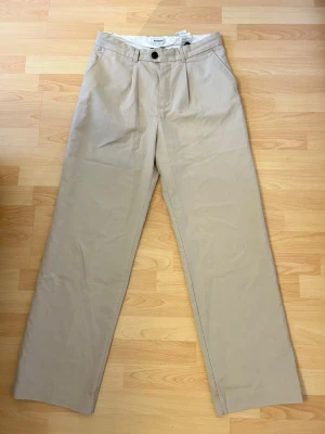 Weekday Kostymbyxor - Weekday Conrad Wide Trousers i storlek 48. Säljer för att de är för små! Snygga byxor med pressveck och vida ben vilket ger en grym passform!! Tror nypris är runt 600-700kr. 