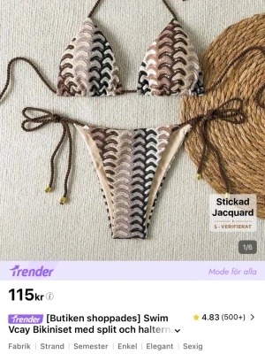 Stickad jacquard bikini med snörning - Trendigt bikiniset med stickad jacquard i vågmönster i brunt, beige, svart och vitt. Triangeltopp med halterneck och knyt i sidan på både överdel och underdel. Perfekt för stranden eller poolen!