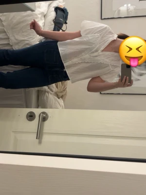 Blus med detaljer Zara  - Storlek M, inga defekter, super bra skick, jättefin nu till våren också! Pris går att diskutera!