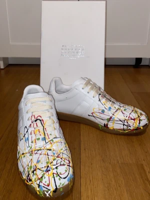 Maison Margiela - Maison margiela skor med färgsplatter vita storlek 41