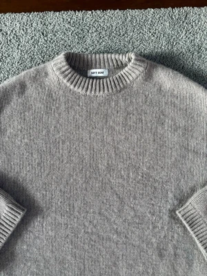 Beige stickad tröja Soft Goat - NYPRIS: ca 4500kr .Mysig beige stickad tröja från Soft Goat i rak modell med rund halsringning och ribbade muddar vid ärmslut och nederkant. Tillverkad i mjukt material som ger en avslappnad och stilren look.