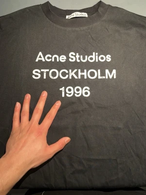 Svart Acne Studios long sleeve  - 🤍 Acne Studios – svart (M)  Acne Studios hoodie svart – storlek M  Stilren och clean hoodie i svart, väldigt lätt att matcha. Perfekt passform (lätt oversize).  ✔️ Skick: Ny ✔️ Hög kvalitet  💸 Pris kan diskuteras