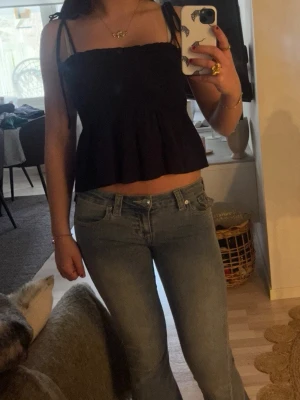 Marinblå ärmlös linnetopp med knyt från Shein - Säljer en marinblå, ärmlös linnetopp med knyt på axlarna i storlek xs. Säljs eftersom jag inte använder. 