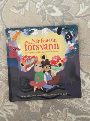 När fantasin försvann - Äventyrsbok - En färgglad barnbok med titeln 'När fantasin försvann', skriven av Klara Vilshammer och illustrerad av Josephine Kyhn. Boken har ett fantasifullt omslag med tecknade figurer och magiska element. Perfekt för högläsning och att utforska barns fantasi.