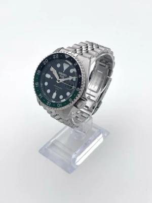 Seiko 5 Sports GMT - • Modell: Seiko 5 Sports GMT • Storlek: 42,5mm • Referens: SSK035 • År: 2025 • Skick: Mycket Bra • Medföljer: Originalbox + tag