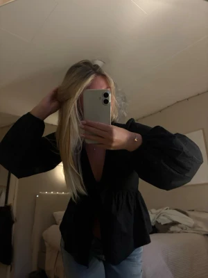 Toppar - Helt oanvänd blus med puffärmar, knäppe framtill och slits vid magen💕