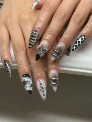 custom naglar - Såld