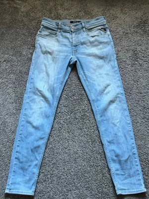 Replay jeans  - Blåa Replay jeans dom är i helt okej skick har ett litet hål i höger fickan men annars bra skick kan skicka och mötas upp i Lerum hör av er om ni undrar något💯