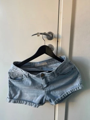 Lågmidjade shorts  - Snygga Lågmidjade jeans från amisu köpa här på Plick för 300 kr men passade tyvärr inte 💕