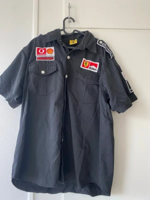 Ferrari skjorta - Nu när F1 säsongen har dragit igång så är denna skjorta perfekt för Ferrari fan 🏎️ knappt använd och i gott skick 