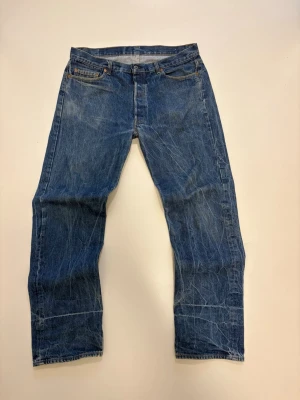 Vintage Levis jeans - Vintage blåa Levis jeans //  Mycket bra skick //  Passform: straight/bootcut //  Mått  Midja bredd 46cm  Längd 110cm  Innerben längd 81cm  Lårvidd 32cm  Benöppning 22cm  Skriv vid minsta fråga eller fundering💯