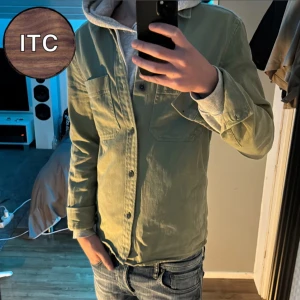 Overshirt  - Snygg stilren svart overshirt! Sitter slimfit och riktigt skön. Storlek Xs men passar även S. Pris kan diskuteras vid snabb affär!