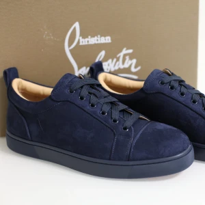 Christian Louboutin - Christian Louboutins i mörkblå färg med en stilig broderad text bak på skon vilket gör att den sticker ut från dem andra loubsen. Eftersom dem har en stilig röd sula får dem många blickar när man går i skolan te.x dem är inte använda så i utmärkt skick för ett väldigt bra pris! Såklart kan man diskutera priset! Vid snabb affär kan man få dem för galet bra pris!