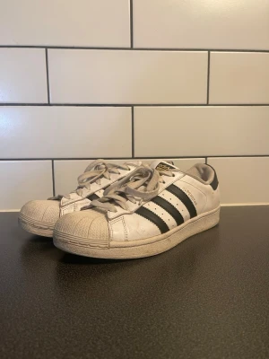 Adidas Superstar Original - Klassiska Adidas Superstar sneakers.
