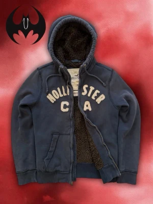 Vintage Pälsfodrad Hollister Zip-Hoodie Jacka - Säljer denna sällsynta och eftertraktade Hollister fodrad Jacka | Mycket bra skick | Size M | Längd: 70cm Bredd: 54cm Armlängd: 70cm | Skyltdocka: M - 48 cm axlar, 75 cm midja | Lägg endast bud med avsikt att köpa nu, inga fördröjning! Pris är inte hugget i sten!
