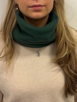 Buff mörkgrön - mistletoe - mörkgrön fleece buff- Mistletoe🎄Handgjorda av vårat uf företag - Beyondbuff. Det finns ett begränsat antal så hör gärna av dig innan du köper. Mått: 17 höjd, 27 bredd (rakt över)💞