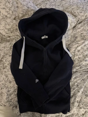 Mörkblå zip hoodie från R-collection - Mörkblå hoodie från russemerch i storlek S. Använd et par gånger! Snabb affär!💓