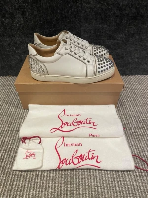 Christian louboutin skor  - Hej! Säljer nu dessa svin snygga Loubs skor. Skorna är i grymt skick! Begränsat antal boxar och dustbags. Hör av dig vid frågor.