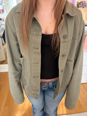 Olivgrön jeansjacka - Säljer min gröna jeansjacka då den tyvärr inte kommer till användning längre. 💞