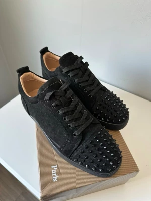 Christian Louboutin Skor - Loubs med nitar, Storlek 45, jättefina och klasiska skor. Använd 10-15 gånger max