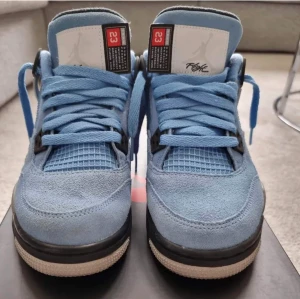 Jordan 4 university blue - ÄKTA amen har haft de i tre år så drf kmr de till ett lågt pris. Ingen box!!! Jordan 4 university blue. Bra skick. Storlek 39. Original box. Skriv gärna vid frågor💕Säljer då de tyvärr inte kommer till användning länge💕