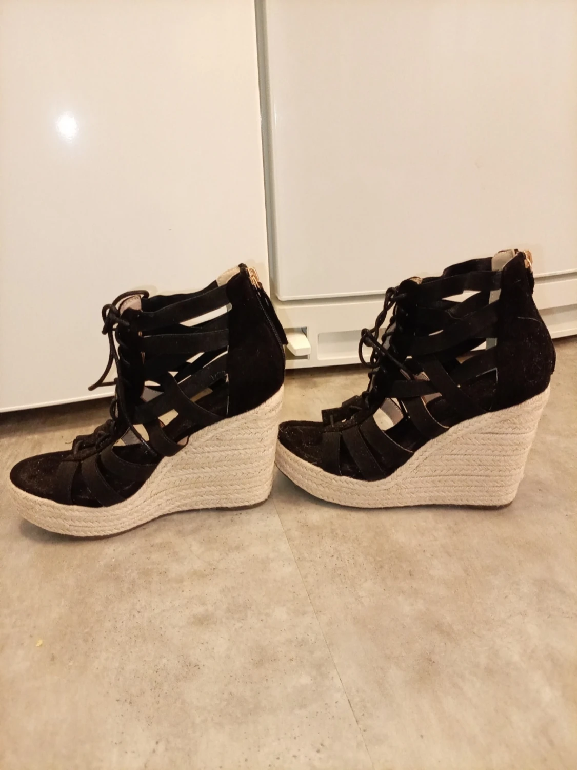 Svarta kilklackade sandaler med snörning