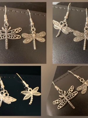 By prisförslag- Silvriga trollsländeörhängen - välj antal - Unika örhängen i form av trollsländor i antiksilverfärgad metall. Detaljerade vingar och kropp ger ett coolt och bohemiskt intryck. Perfekta för dig som gillar naturinspirerade accessoarer och vill sticka ut med något annorlunda. 1 st 59:-, 2 st 89:-