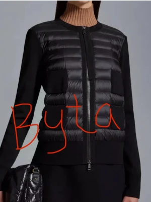 Moncler cardigan byta - Vill byta min moncler cardigan i storlek S mot en likadan i storlek M! Skriv om ni är intresserade, kan mötas upp i Stockholm💓 Nyskick 