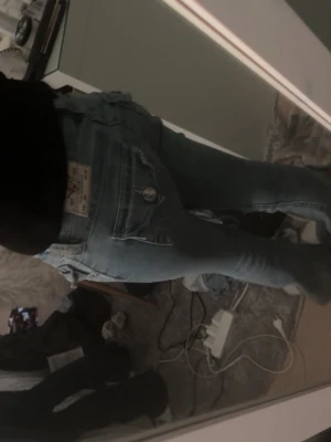 Ljusblå bootcut jeans från true religion  - Säljer ett par ljusblå bootcut jeans från true religion med klassisk femficksdesign och true religion logga på bakfickan. Jeansen har låg midja och är tillverkade i denim med snygg tvätt. Perfekta för dig som gillar retrostil och vill ha ett par jeans som sticker ut.
