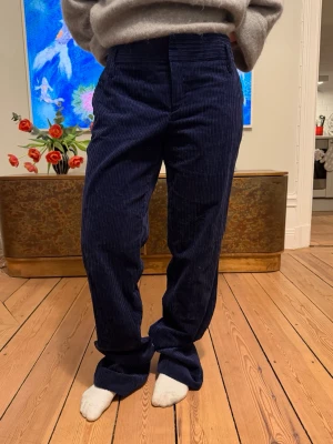 Mörkblå manchesterbyxor från Zara - Mörkblå manchesterbyxor med lös passform nere vid fötterna och låg midja. Byxorna har fickor och bälteshällor i midjan. Använda 1 gång, storlek S 🖤