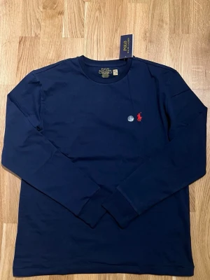 Ralph Lauren - Mörkblå polo Ralph Lauren långärmad för män, storlek S. Stillig tröja som passar till alla tillfällen. Hör av dig vid intresse/frågor. PRIS KAN DISKUTERAS!!