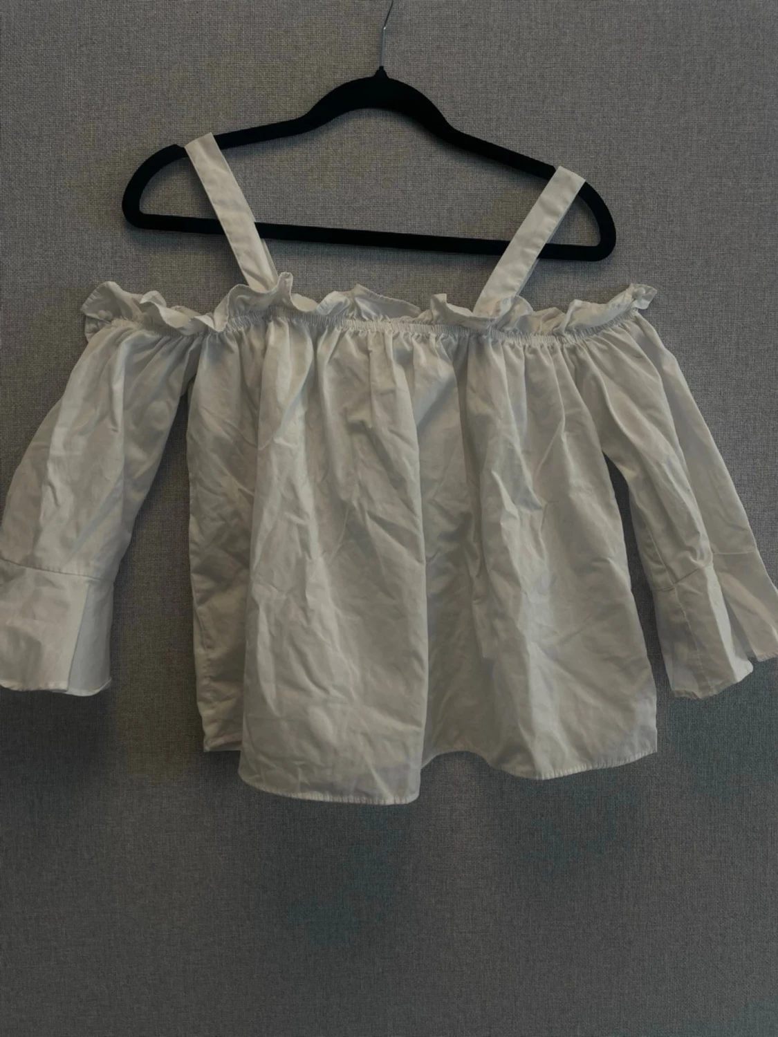 Vit offshoulder blus med volang