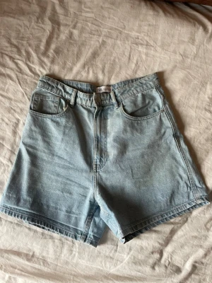 Ljusblå denimshorts från Zara - Säljer ett par klassiska ljusblå denimshorts från Zara. Använts några gånger men funkar absolut fortfarande att använda👖(de har blivit för små) 
