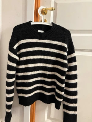 Svartvit randig stickad tröja H&M - Stickad tröja från H&M i svart och vitt. Storlek XS använd några få gånger 