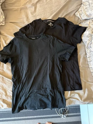 2 svarta T-shirts  - 2 svarta basic T-shirts från H&M och Lindex. Båda sitter ungefär som S