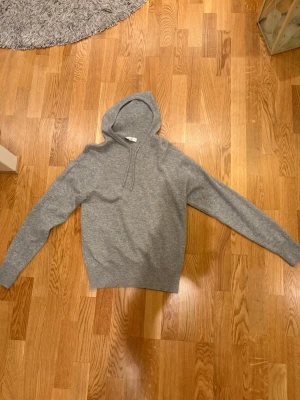 Grå kashmirhoodie från Carmés - Säljer en grå kashmirhoodie från Carmés. Tröjan är i storlek M och är 100% kashmir. Denna tröja säljs inte längre och var riktigt eftertraktade när de släpptes. Nypris 1500, mitt pris 700. Kom gärna med frågor och bud!!