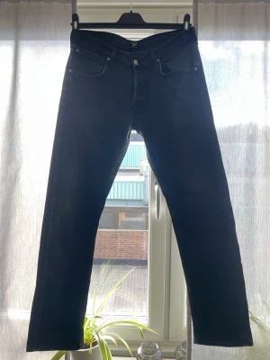 Lee jeans - As feta svarta lee jeans som passar till allt du kan tänka dig. Hör av dig om du undrar något. Ny pris ligger på 999kr